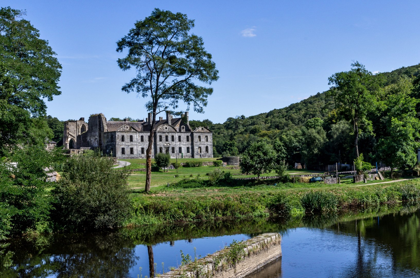 Abbaye de Bon-Repos depuis canal