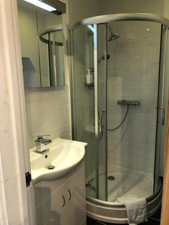 Ouvrir la diaporama Salle_d'eau_Manoir_Botcol_St_Nicolas_du_Pélem