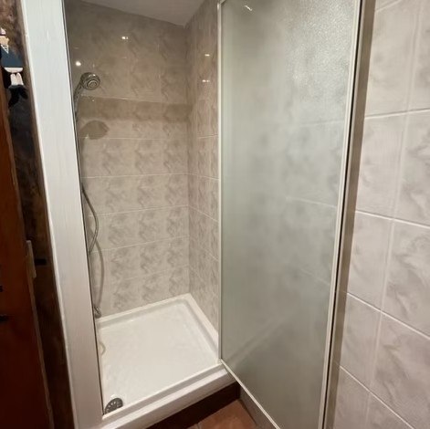 Ouvrir la diaporama Salle_d'eau_gite_marie-Kermarc'h_St Nicolas_du_Pélem