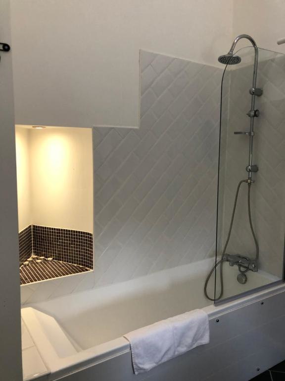 Ouvrir la diaporama Salle_de_bain_Manoir_Botcol_St_Nicolas_du_Pélem