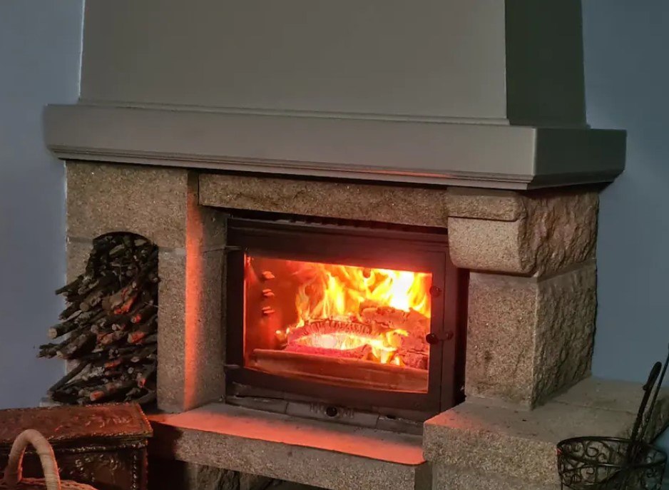 Salon_cheminée_Gîte Colet Even Bras_Peumeurit-Quintin
