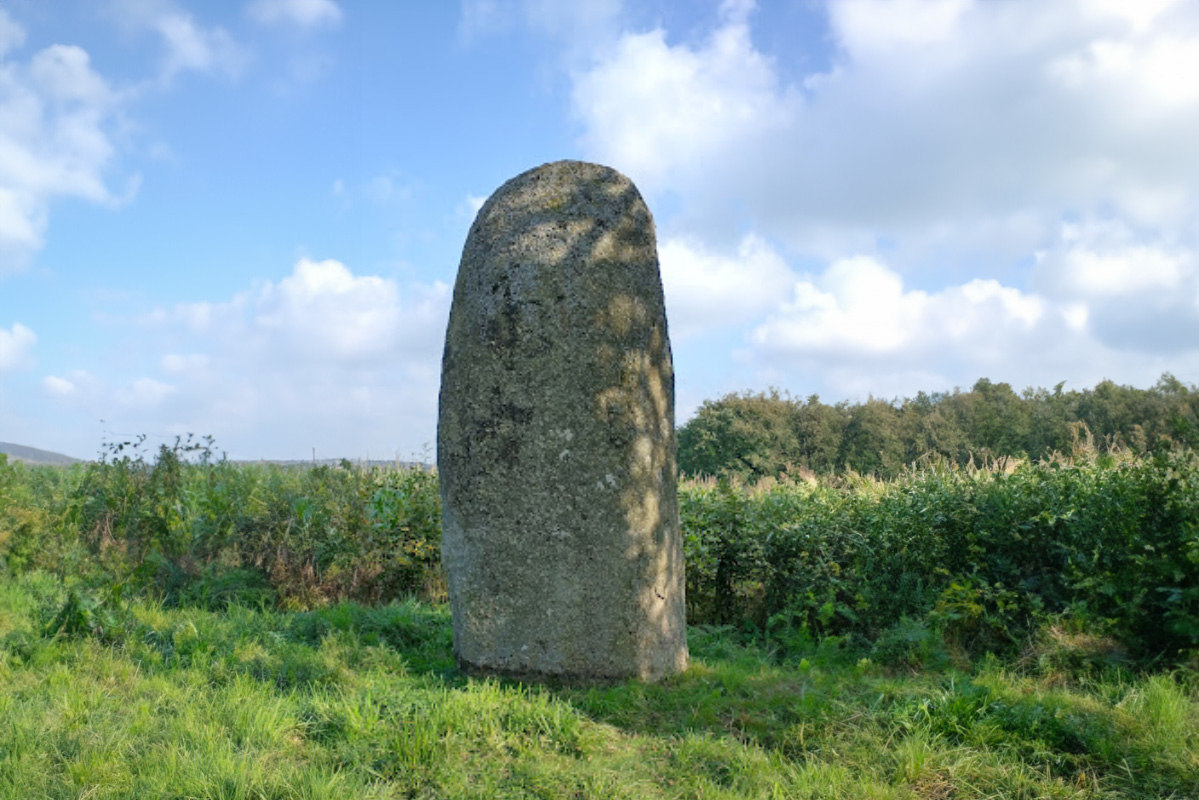 Menhir de Kergonec, Saint-Gilles-Pligeaux, Côtes d'Armor