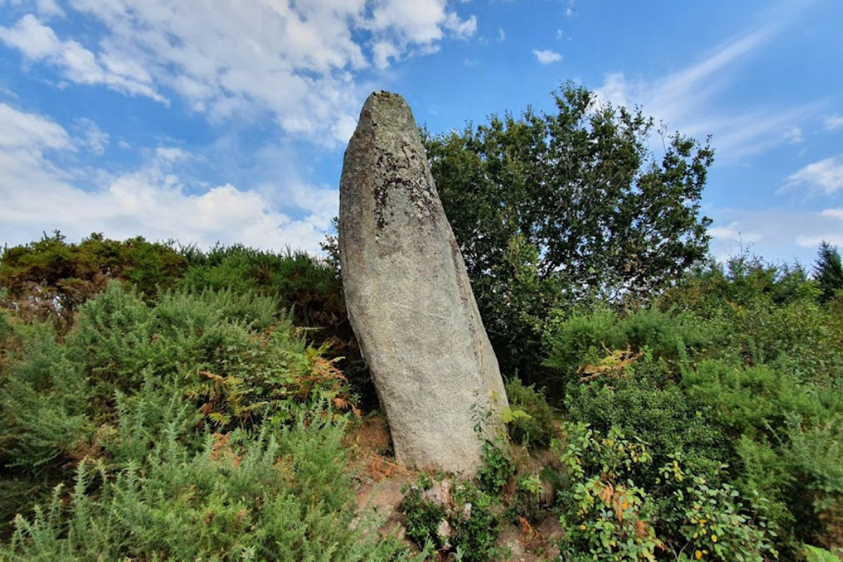 Ouvrir la diaporama Menhir du Quelennec, Locarn, Côtes d'Armor