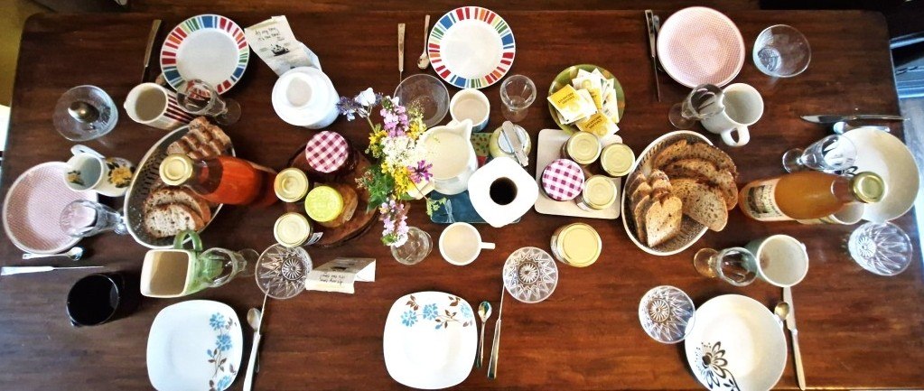 table-hotes-petit-dejeuner-vert-nomade