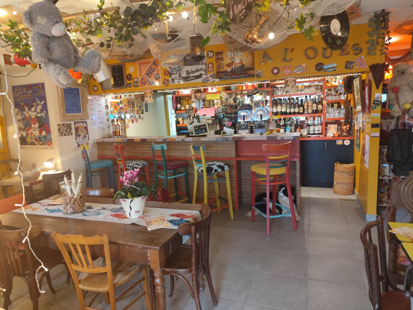 Bar à l'Ouest, Perret