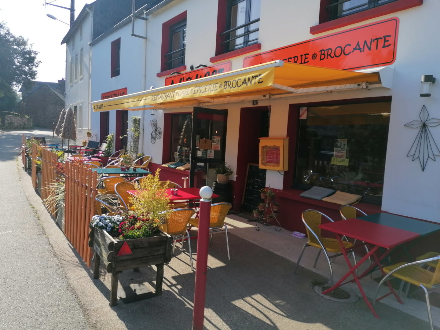 Bar à l'Ouest, Perret