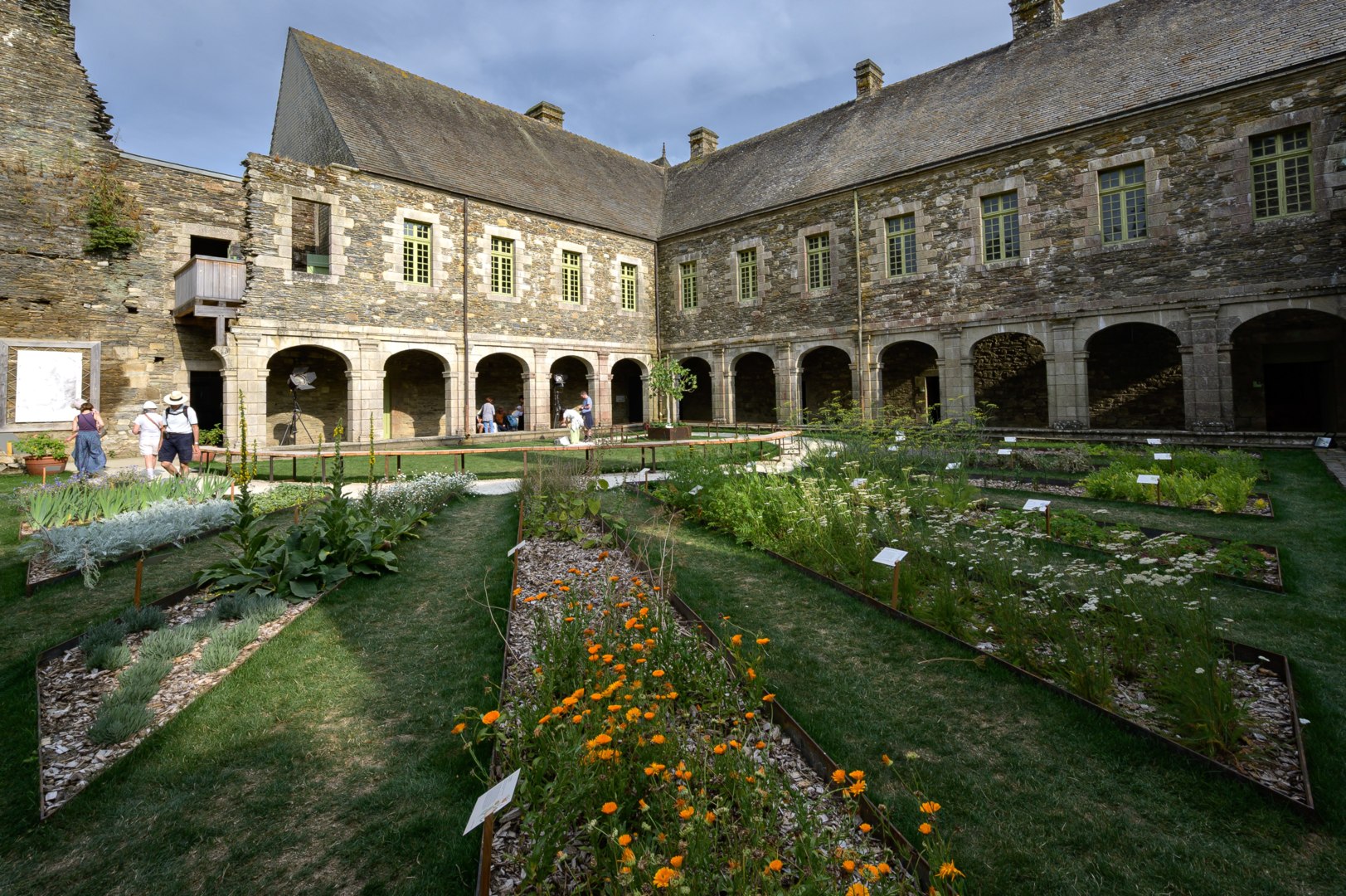 Ouvrir la diaporama Spirale végétale - jardin Cloître de l'abbaye de Bon-Repos