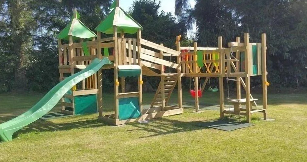 Ouvrir la diaporama Gîtes_espace_jeux_Kermarch_St Nicolas_du_Pélem