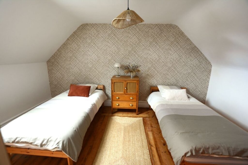 Ouvrir la diaporama Les-Suites-Fisel-Rostrenen-Chambre-Christine-et-Suzanne-3-1024x682