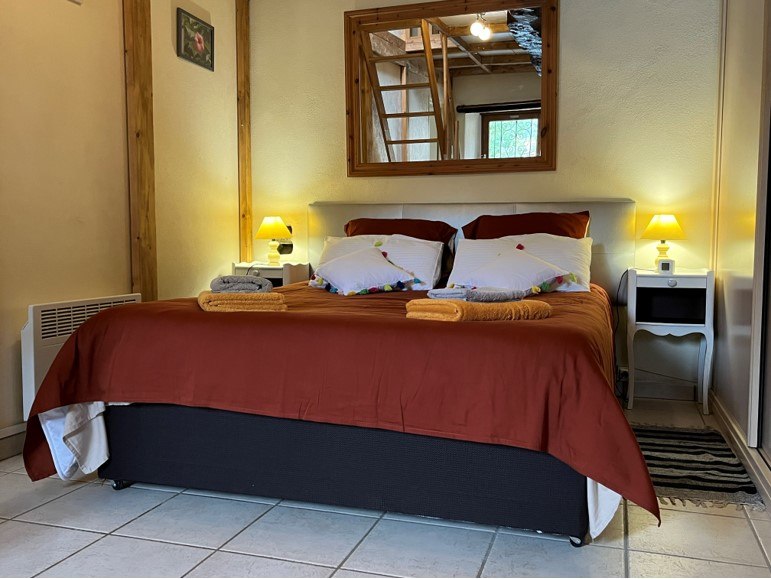 Ouvrir la diaporama chambre2_instemps_repos_grange_Bon_Repos_sur_Blavet