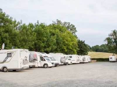 Aire de stationnement à Asnières-sur-Vègre