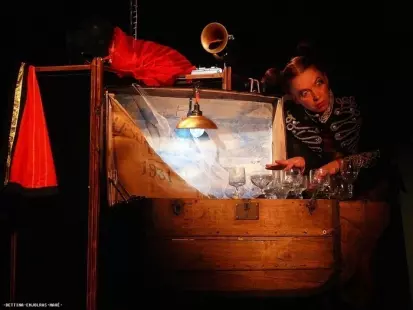 À TUE-TÊTE ET À CLOCHE-PIED