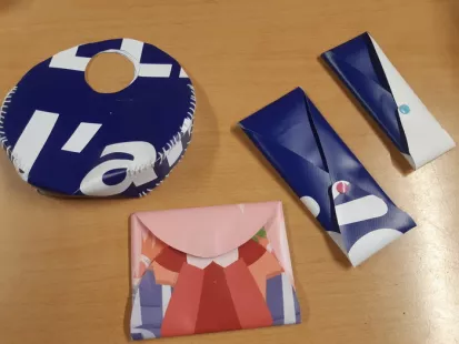 Création de pochettes en bâches publicitaires recyclées