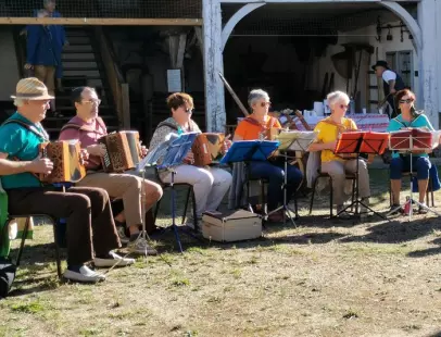 Animation musicale par l'ensemble d'accordéons diatoniques Les Manqu'pas d'Airs