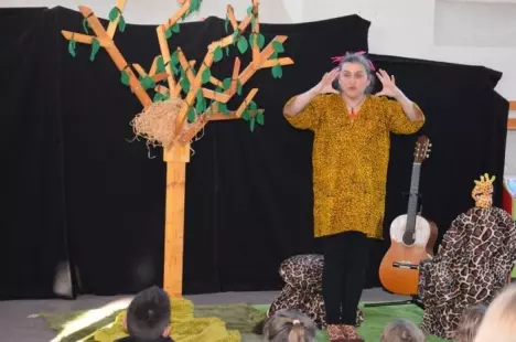 Spectacle : La girafe qui avait toujours faim