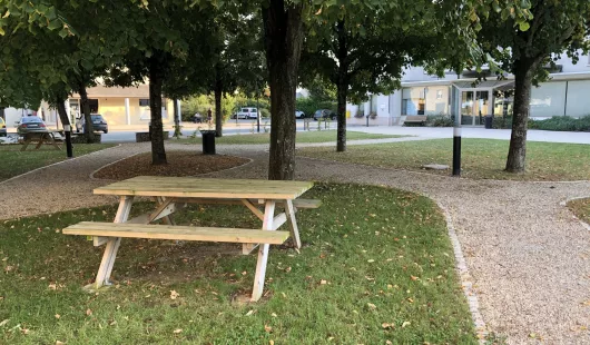 Aire de pique-nique à Epieds-en-Beauce (place Saint-Privat)