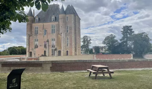 Aire de pique nique, Devant la mairie de Bellegarde