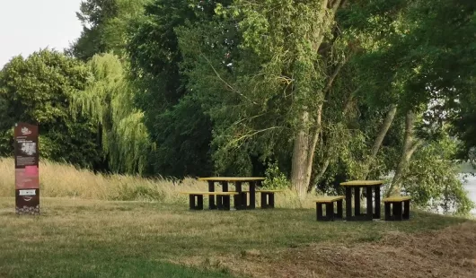 Aire de pique-nique au parc Henri Coullaud de Saint-Denis-de-l'Hôtel