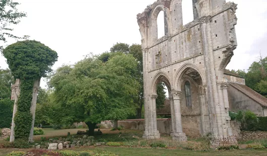 Ruines de l'Abbaye cistercienne de Fontainejean