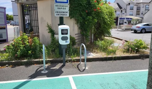 Borne de charge électrique pour véhicule à Saint-Denis-de-l'Hôtel