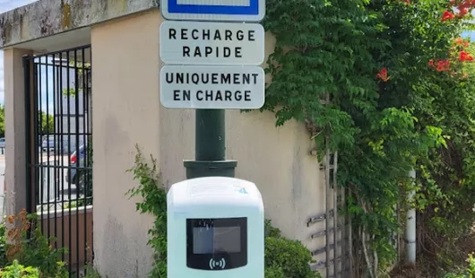 Borne de recharge électrique pour véhicule à Saint-Denis-de-l'Hôtel