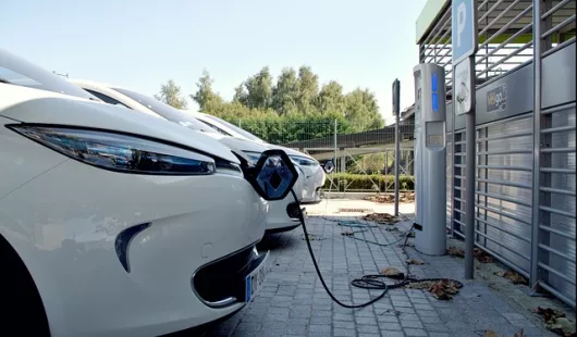 Borne de recharge électrique pour véhicule à l'aéroport Orléans Loire Valley