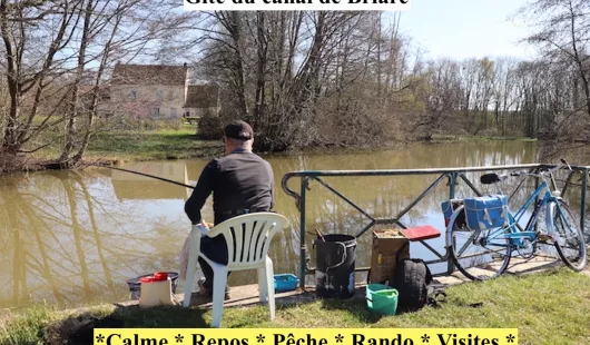Gîte de pêche au bord du canal de Briare ; Loiret