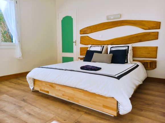 chambre- hote-charme-lit-bois-sculpte-lauzerte-Quercy-blanc