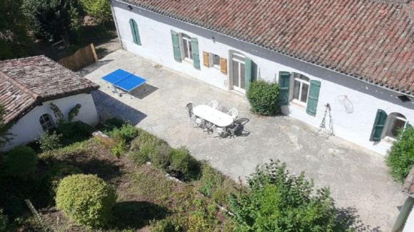 grande terrasse avec jeux