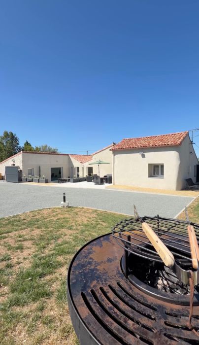Parking privé, portail électrique et barbecue