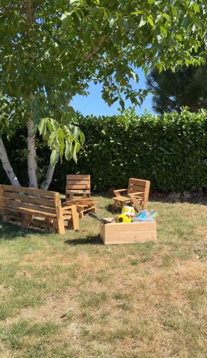 Espace salon de jardin et jeux enfants