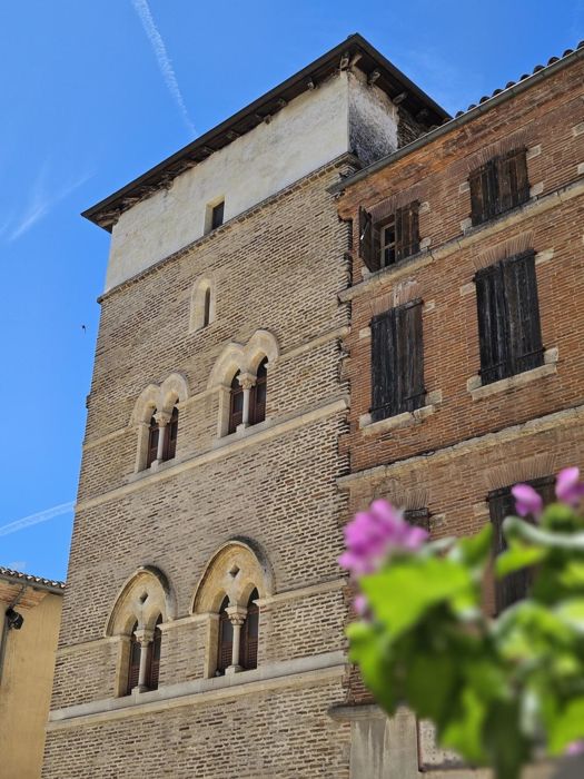 Bulles d'histoires : découvrez la fontaine du Throuon et la tour d'Arles_Caussade