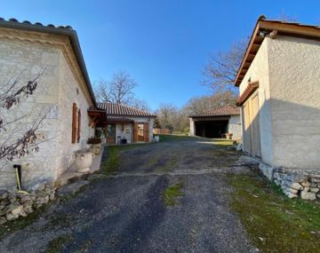 La maison des lieux <i class=