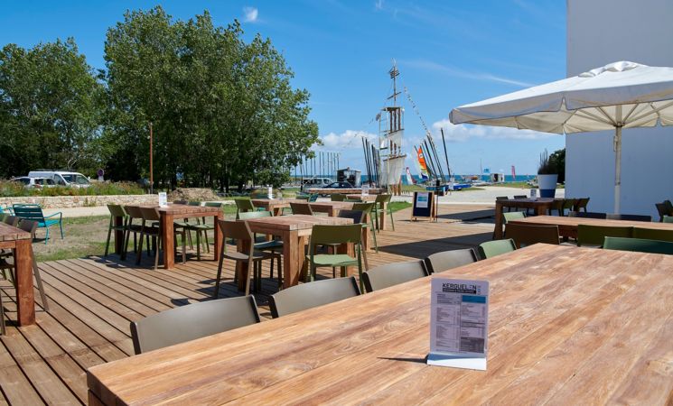 A 2 pas de la plage et vue mer, le Kerguelen Café à Larmor Plage, proche Lorient Bretagne Sud (Morbihan, 56) 