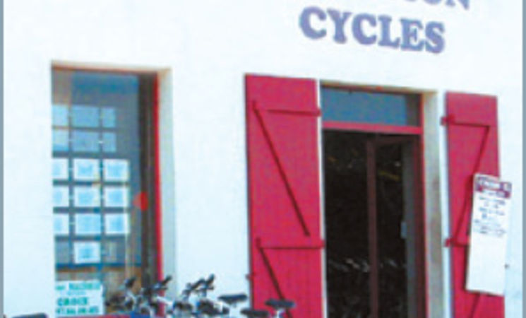 A bicyclette, location de vélos, VTT, VTC, VAE, remorques sur le port à l'île de Groix, Lorient Bretagne Sud, (Morbihan, 56)