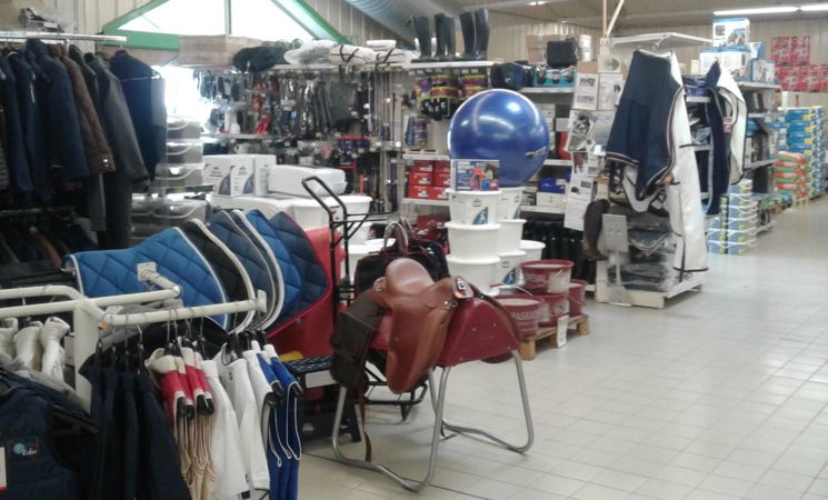 A L'Espace Vert, votre magasin avec un grand rayon dédié aux vêtements, à l'équitation, à Languidic, proche de Lorient (Morbihan, 56), en Bretagne Sud