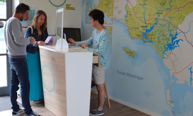 Renseignements à l'accueil de l'office de tourisme de Port-Louis (Morbihan, 56)