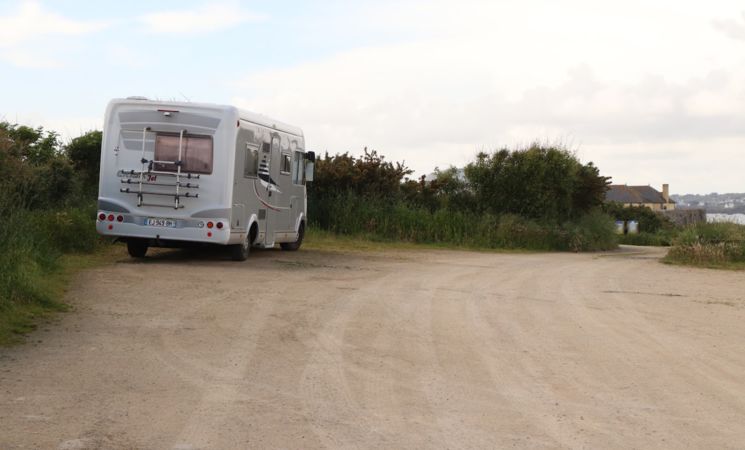 aire de camping car à guidel, le long de la route côtière, avec vue mer (Morbihan, 56)