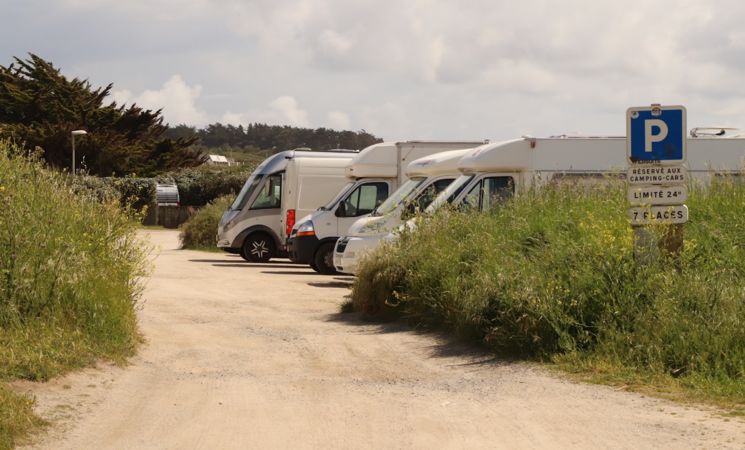 aire de camping-car de la falaise à Guidel, proche de la plage et de la base nautique (Morbihan, 56)