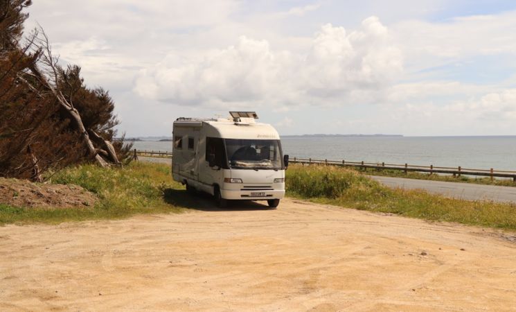 aire de camping-car sans services à guidel-plages, le long de la route côtière (Morbihan, 56)