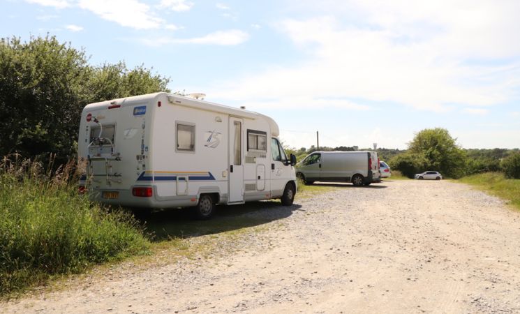 aire de camping-car sans services à Guidel-Plages, proche des plages, commerces et restaurants (Morbihan, 56)