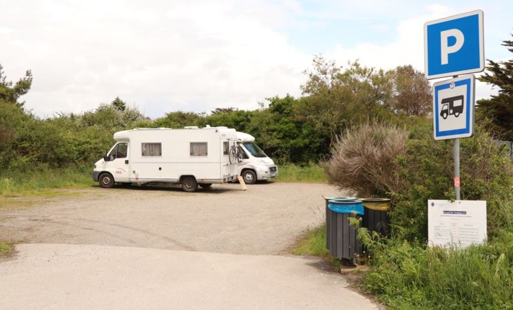 aire de camping-car sans services du Pérello, près des criques de Ploemeur (Morbihan, 56)