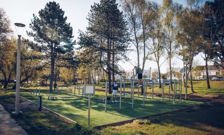 Aire de jeux pour enfants au parc de Bois du Château à Lorient - Parcs et jardins de Lorient Bretagne Sud (Morbihan)