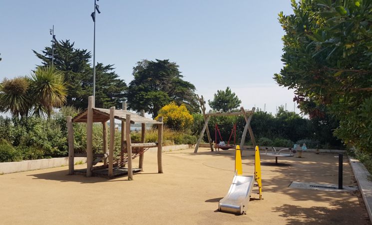 Aire de jeux pour enfants au péristyle, près du port à Lorient (Morbihan, 56)