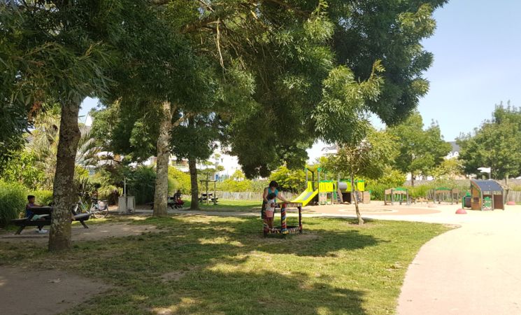 Aire de jeux pour enfants de tous les âges, jeux en bois sous les arbres à Mandela à Lanester (Morbihan, 56)