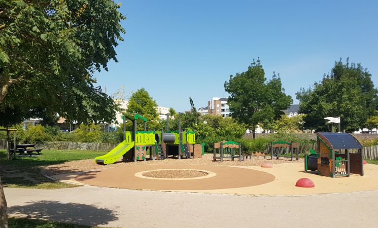 Aire de jeux pour enfants de tous les âges sur l'espace vert Mandela à Lanester (Morbihan, 56)