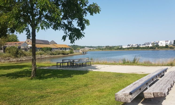 Aire de pique nique vue sur l'ancienne poudrière, le long du Scorff, côté parc du bois du château à Lorient (Morbihan, 56)