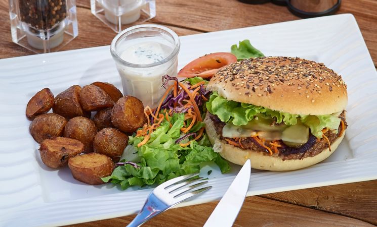 Au déjeuner, proposition de burger au Kerguelen Café à Larmor Plage, proche Lorient Bretagne Sud (Morbihan, 56) 