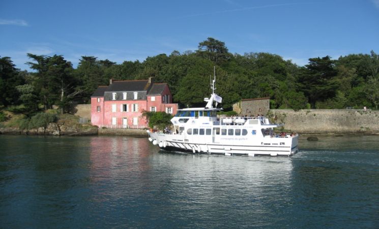 Au plus près de la célèbre maison rose de Séné avec les bateaux de la Compagnie du Golfe de Vannes, proche Lorient Bretagne Sud (Morbihan, 56)
