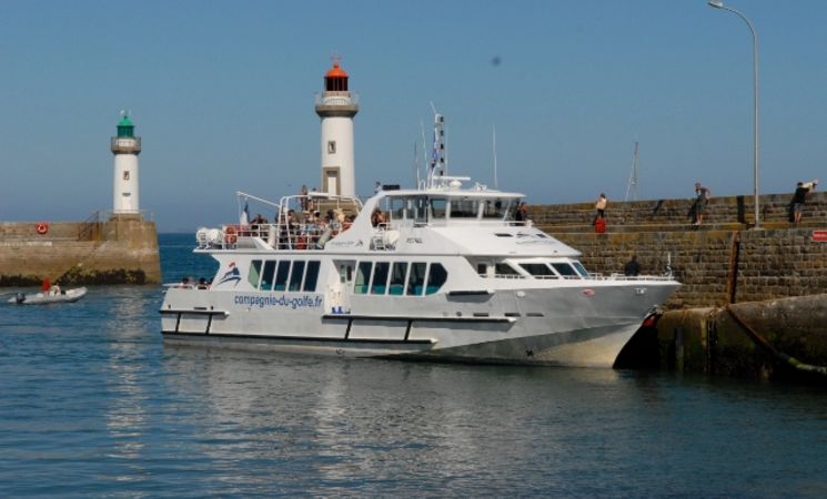 Au port de Le Palais à Belle-Île, un bateau de la Compagnie du Golfe de Vannes, proche Lorient Bretagne Sud (Morbihan, 56)
